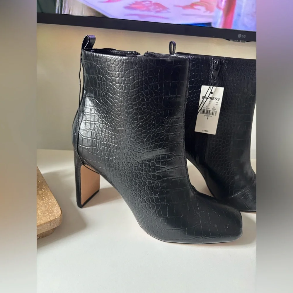 Express BRAND NEW!! Black Croc-Patterned Ankle Booties - Picture 8 of 12